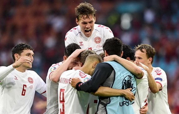 丹麥球隊慶祝進球。（圖源：互聯網）