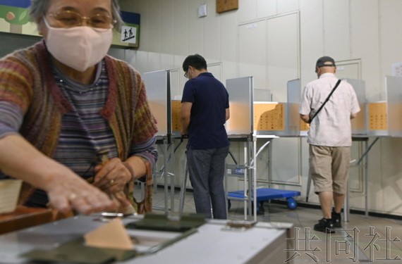 日本東京選民在一處投票站參加投票。（圖源：共同社）
