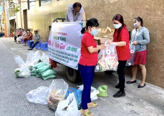 紅十字會工職員準備禮品發給窮人。