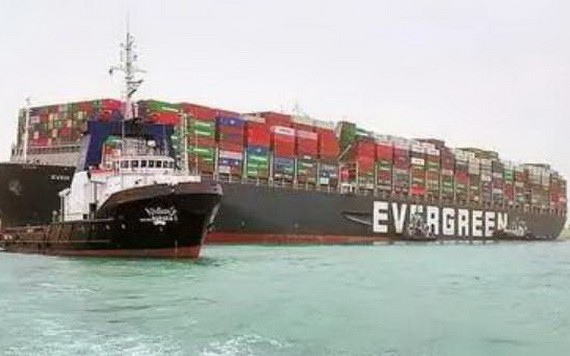 今年3月因強風擱淺並封堵蘇伊士運河長達六天的“長賜”號貨輪將於本月7日獲准離開。（圖源：Getty Images）