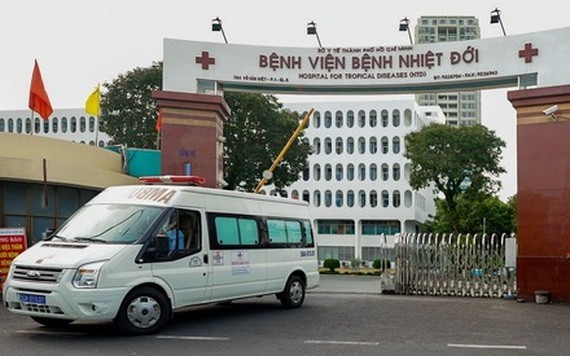 一輛救護車駛出市熱帶病醫院大門。（圖源：衛生部）