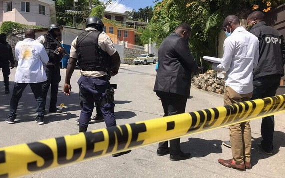 當地時間2021年7月7日，海地太子港，海地總統莫伊茲在私人寓所中遭襲身亡。圖為工作人員在現場進行調查。（圖源：互聯網）