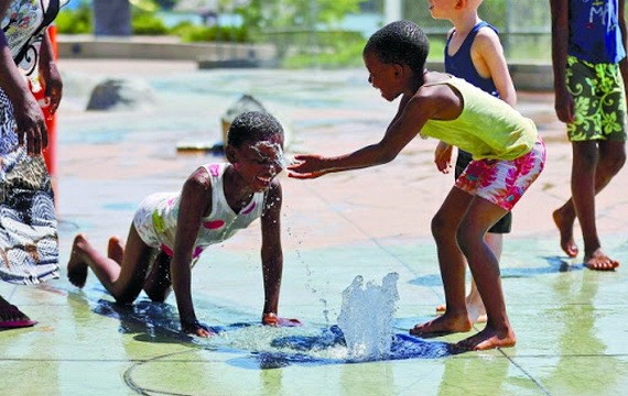加拿大小童在公園玩水降溫。（圖源：路透社）