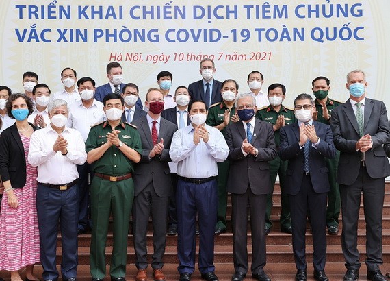 范明政總理出席全國新冠疫苗接種計劃開展儀式。（圖源：越通社）