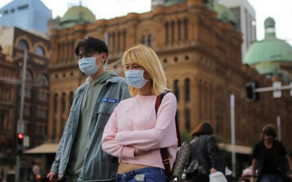 澳洲悉尼街頭上，人們外出時都戴上了口罩。（圖源：路透社）