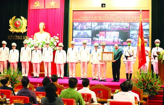 國家主席阮春福代表黨和國家領導向人民安寧力量頒授一等捍衛祖國勳章。（圖源：越通社）