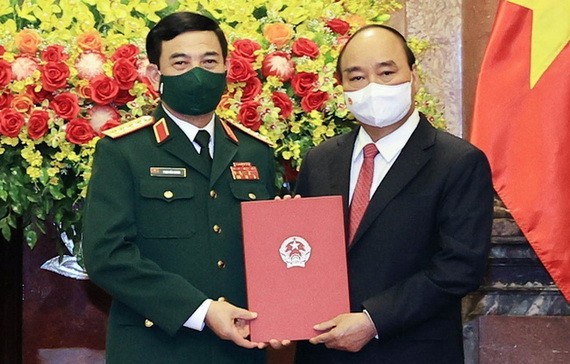 國家主席阮春福（右）向國防部部長潘文江上將授予大將軍銜。（圖源：越通社）