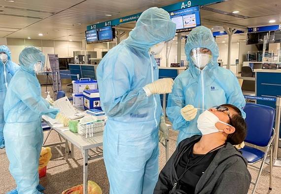 7月11日上午，一名乘客在新山一機場接受鼻拭子取樣測試。（圖源：風蘭）