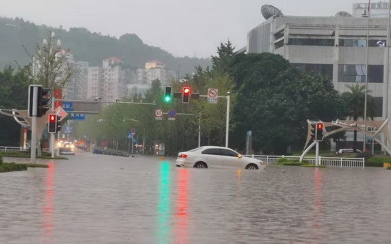 中國四川省達州城區，在積水中拋錨的車輛。（圖源：互聯網）