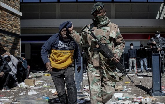 南非爆發27年來最致命騷亂，72死逾千人被捕。（圖源：互聯網）