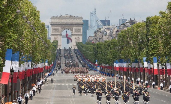 法國一年一度的國慶閱兵式當地時間 7月14日在巴黎舉行。因新冠疫情近期有反彈跡象，法國在閱兵式期間採取了嚴格的防疫措施。（圖源：AP）