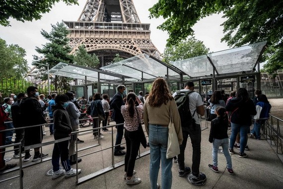 遊客排隊等待參觀埃菲爾鐵塔。（圖源：互聯網）