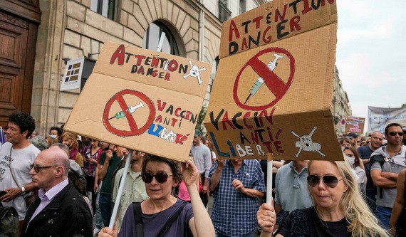 法國17日再次爆發反疫苗示威，反對接種疫苗以及實施疫苗通行證。（圖源：AP）