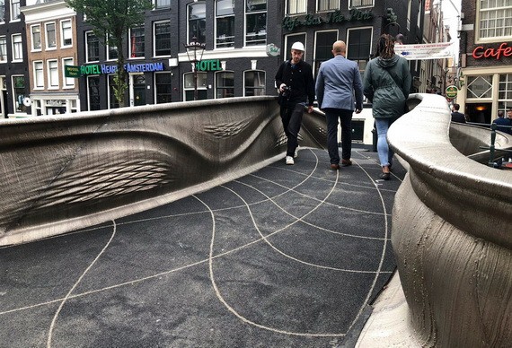 荷蘭阿姆斯特丹安裝金屬3D列印橋樑