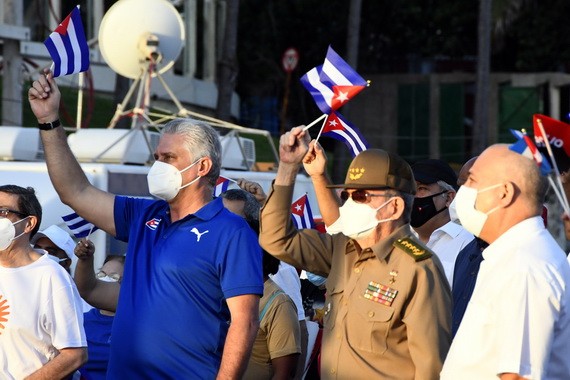 7月17日，古巴革命領袖勞爾·卡斯特羅（前右二）與古共中央第一書記、古巴國家主席迪亞斯-卡內爾（前右三）參加在哈瓦那舉行的愛國集會。 （圖源：新華社）