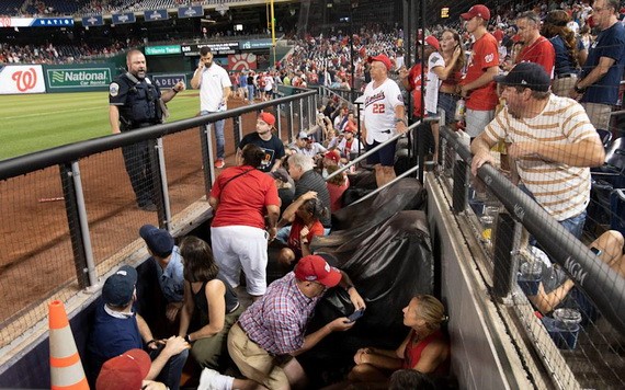 華盛頓國民隊棒球場外發生明顯槍擊事件後，球迷們紛紛躲避。（圖源：AP）