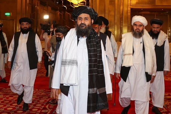 阿富汗塔利班代表團在卡塔爾多哈出席和平對話。（圖源：AP）