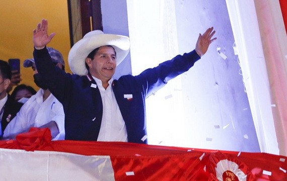 秘魯宣佈教師出身左翼候選人卡斯蒂略當選總統。（圖源：CNN）
