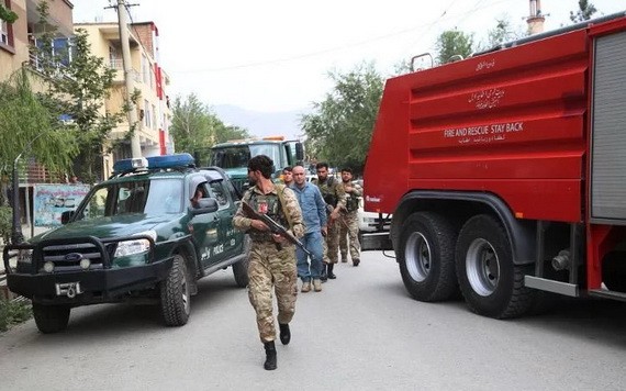 7月20日，阿富汗安全人員抵達喀布爾的火箭彈襲擊現場。（圖源：新華社）