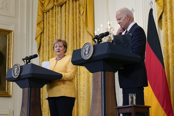 7月15日，美國總統拜登（右）與到訪的德國總理默克爾在華盛頓白宮出席新聞發佈會。（圖源：新華社）