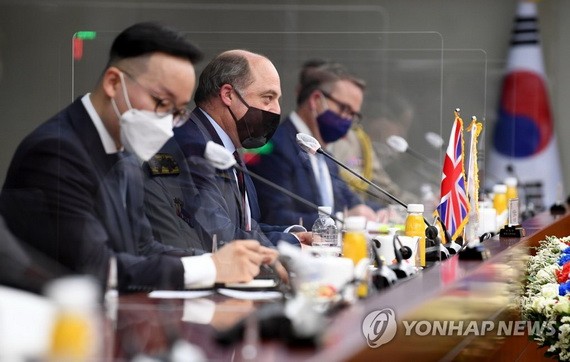 7月21日，在位於首爾龍山的南韓國防部大樓，防長徐旭和英國國防大臣本·華萊士（左二）舉行會談。（圖源： 韓聯社）