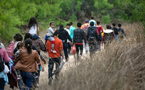 2021年3月23日，德州米申（Mission）附近，大多數來自洪都拉斯的尋求庇護者，從墨西哥穿越格蘭德河谷後走向美國邊境巡邏隊的檢查站。（圖源：AP）
