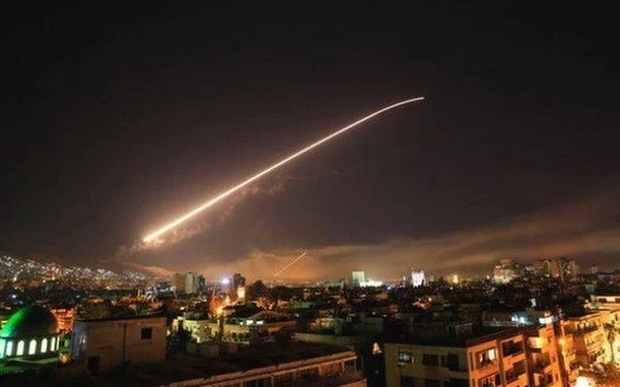 敘利亞防空部隊夜間攔截以軍導彈空襲。（圖源：互聯網）