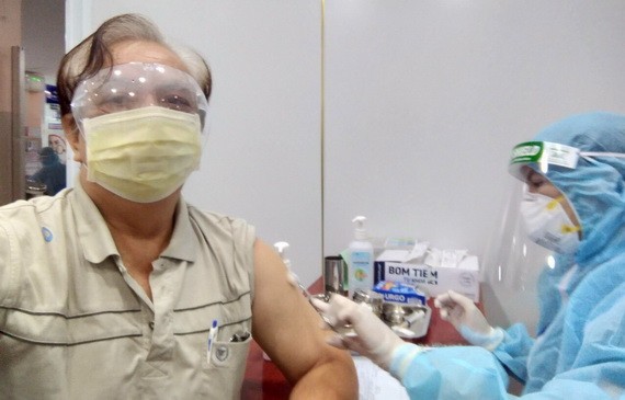華人老幹部朱杞文獲接種疫苗。
