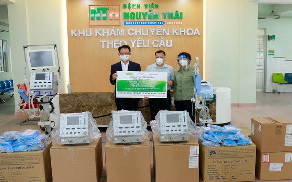 VCF代表在阮廌醫院向市越南祖國陣線委員會代表移交 8部助吸器及醫療用品。（圖源：明英）