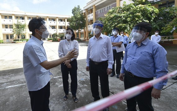 政府副總理武德膽（左一）親往檢查古芝縣無症狀新冠肺炎感染者收容區。（圖源：VGP）