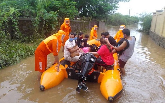 印度雨季釀水患與土石流，已造成上百人不幸死亡。圖為救難人員出動橡皮艇協助受困民眾撤離。（圖源：AP）