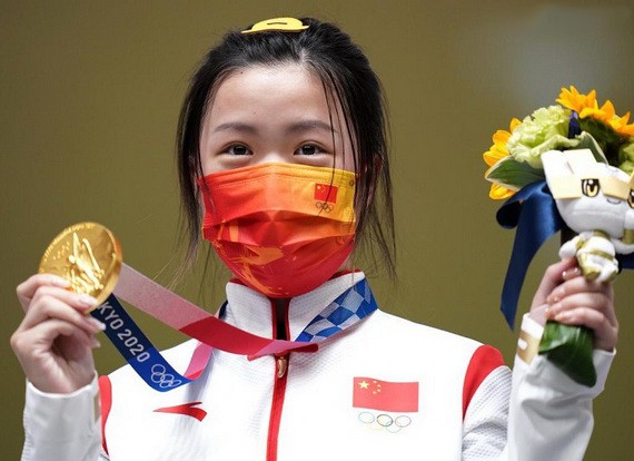 楊倩奪得女子10米氣步槍項目金牌。 （圖源：新華社）