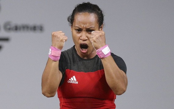 巴布亞新幾內亞舉重運動員洛阿‧迪卡‧圖阿24日創造了歷史，她成為第一位先後參加五屆奧運會舉重比賽的女選手。（圖源：路透社）