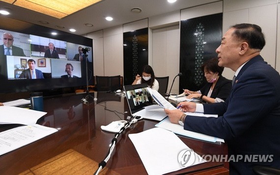 7月5日，在政府世宗辦公大樓，韓國企劃財政部和惠譽聯合舉行視頻會議。圖為企劃部長官洪楠基（右一）在會上發言。 （圖源：韓聯社）