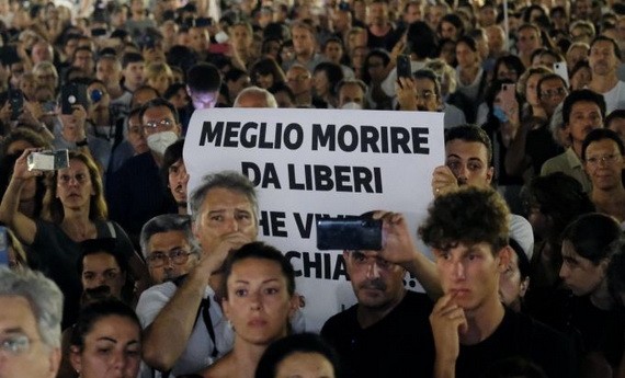 意大利北部皮埃蒙特大區首府都靈就有超過2000人前往地標城堡廣場，抗議綠色通行證的實施和間接強迫民眾接種疫苗的做法。（圖源：互聯網）