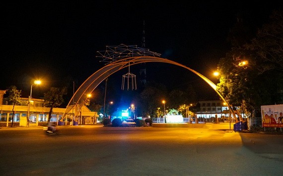 夜間靜悄悄的芹苴市中心。（圖源：阮權）