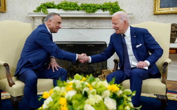 美國總統拜登（右）26日在白宮與伊拉克總理卡迪米舉行會晤。（圖源：視頻截圖）