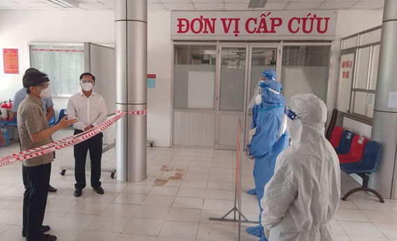 政府副總理武德膽（左）親往隆安省新柱縣野戰醫院實地檢查新冠肺炎病人治療工作。（圖源：安龍）