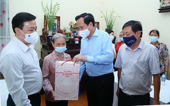 勞動與榮軍社會部部長陶玉蓉（前右二）向阮文說烈士家屬贈送禮物。（圖源：陳勝）