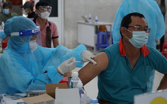 一名送貨員接受新冠疫苗注射。（圖源：黎南）
