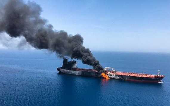 在阿曼附近的阿拉伯海海域遭襲的貨船。（圖源：路透社）