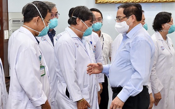 圖為5月13日，范明政總理親往看望慰問大水鑊醫院醫護隊伍。（圖源：VGP）