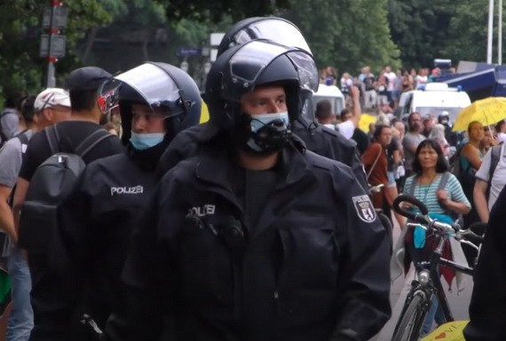 柏林警方在抗議現場執法。（圖源：視頻截圖）