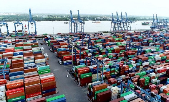 集裝箱堆積在桔萊港碼頭上，運力吃緊情況尚未緩解。（圖源：山絨）