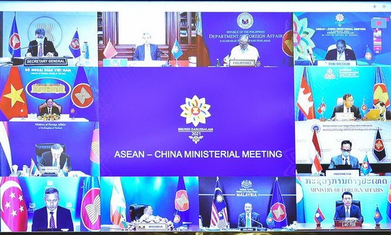 越南外長裴清山出席以視頻形式舉行的東盟-中國外長會議。（圖源：外交部）