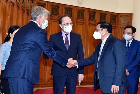 政府總理范明政（前右一）接見俄羅斯聯邦駐越南特命全權大使根納季‧貝茲德科夫（中）及 NOVATEK 集團董事長米赫爾松。（圖源：VGP）