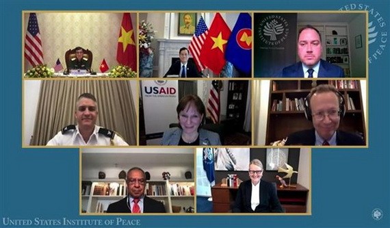 美國和平研究所8月3日以視頻形式舉行“克服越南戰爭後果”視頻研討會。（圖源：越通社）