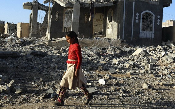 一名女童走過也門薩那的廢墟。（圖源：聯合國）