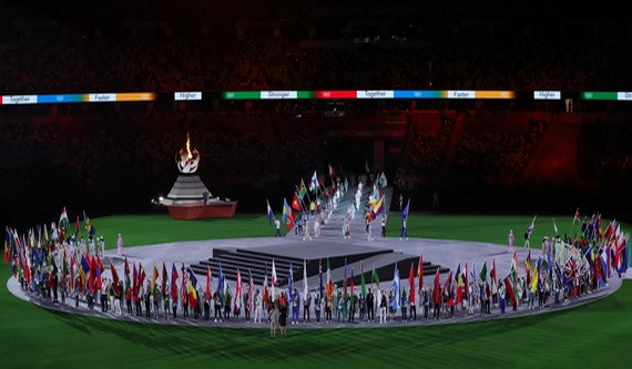 各代表團旗手在東京奧運會閉幕式上入場。（圖源：互聯網）
