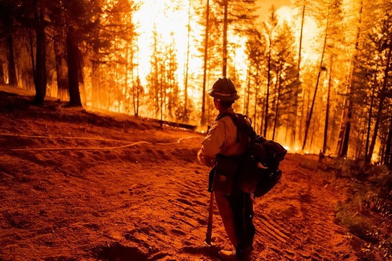 一名消防員在美國加利福尼亞州昆西附近的迪克西火災控制區內監測火災。（圖源：互聯網）